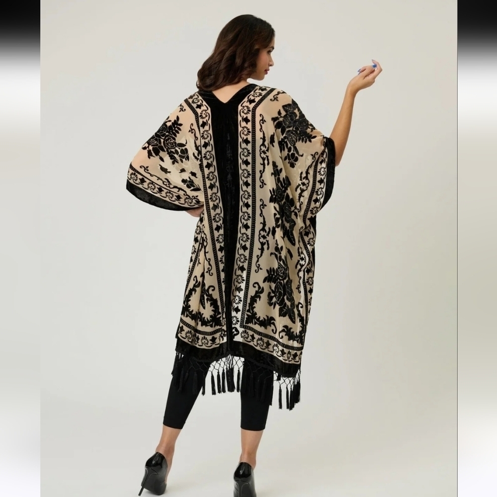 EUC BOUTIQUE IVORY & BLACK VELVET TAPESTRY TASSEL KIMONO SZ OS - Picture 4 of 15